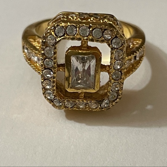 Elegant Gold Tone Faux Diamond Cocktail Ring Sz 7 - Picture 3 of 13